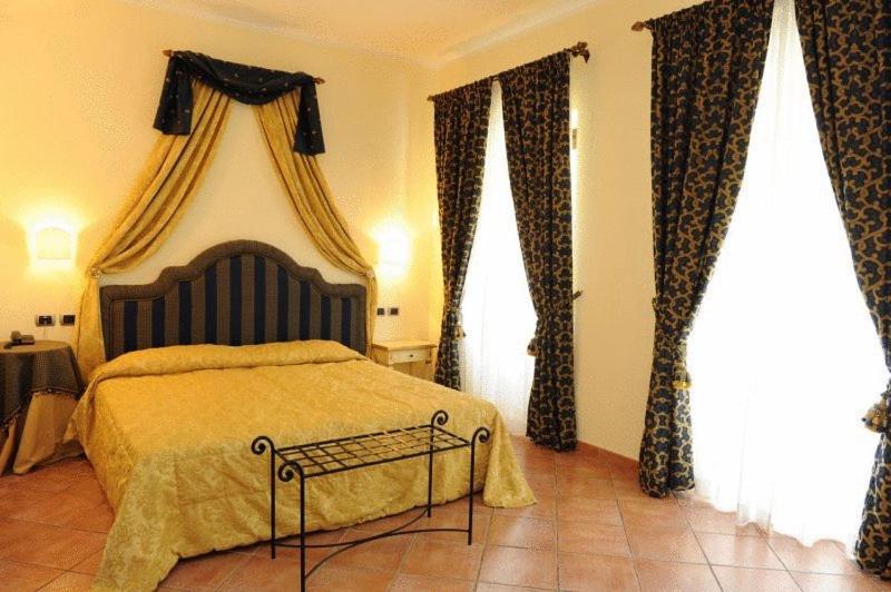Hotel Urbano V Монтефьясконе Экстерьер фото