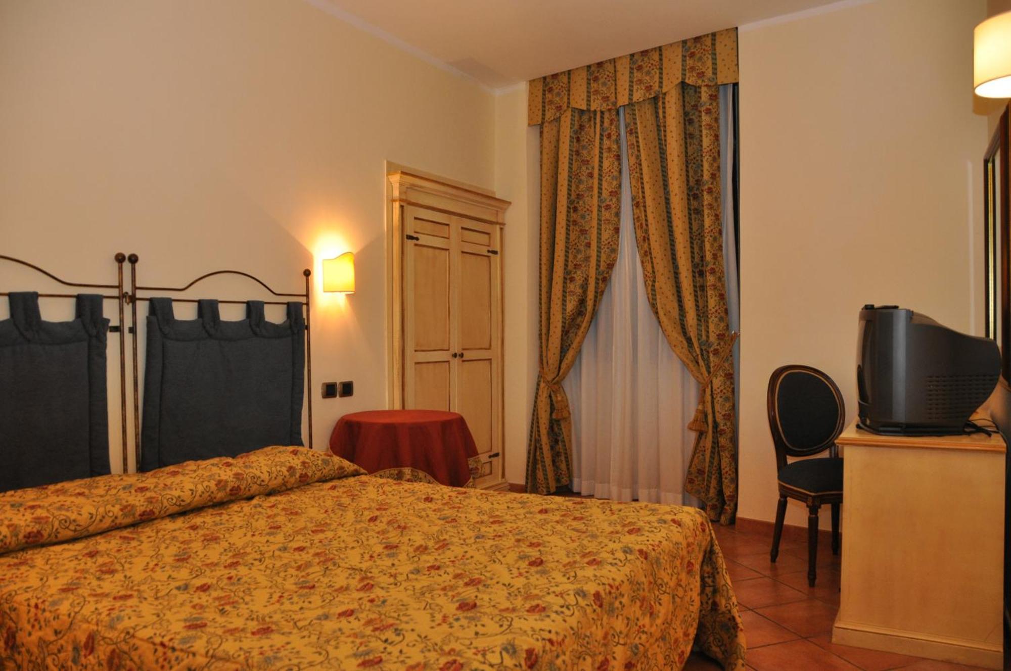 Hotel Urbano V Монтефьясконе Экстерьер фото
