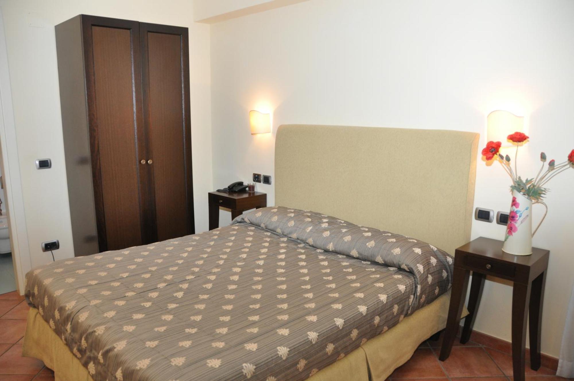 Hotel Urbano V Монтефьясконе Экстерьер фото