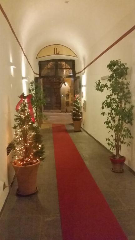 Hotel Urbano V Монтефьясконе Экстерьер фото