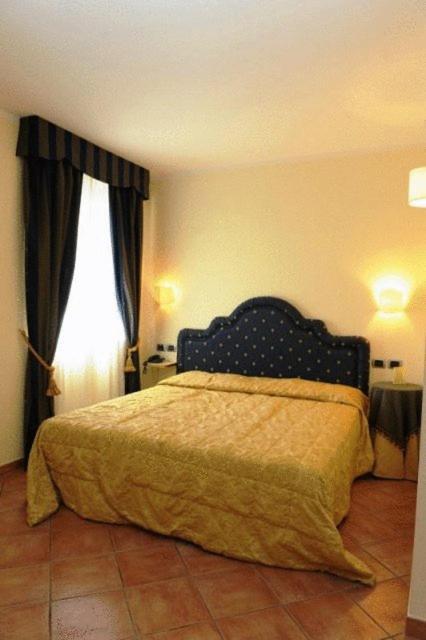 Hotel Urbano V Монтефьясконе Номер фото