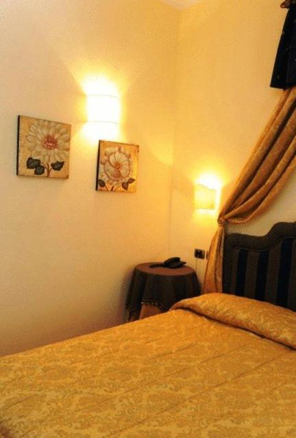 Hotel Urbano V Монтефьясконе Номер фото