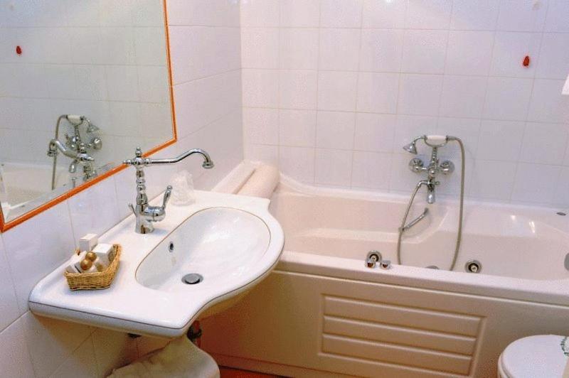 Hotel Urbano V Монтефьясконе Номер фото